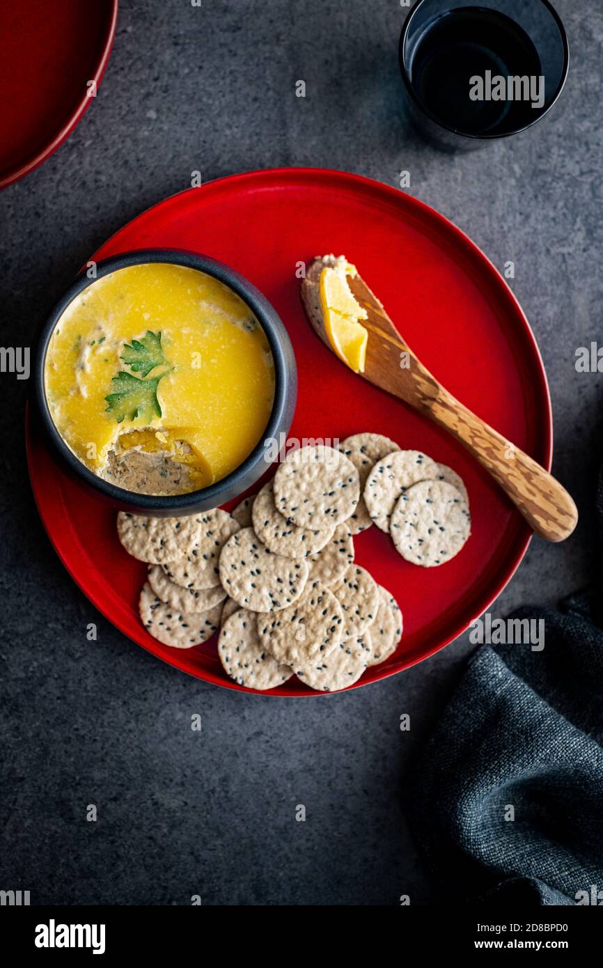 Fischpastete auf rotem Teller Stockfoto