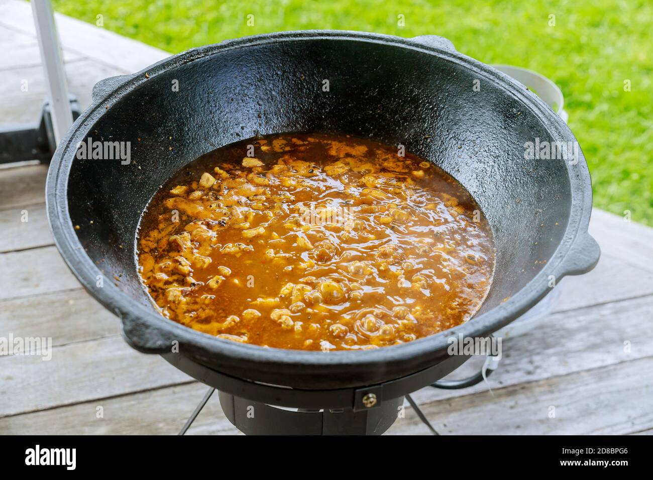 Kochendes Gulasch. Zubereitung von Fleisch und Gewürzen in einem Kessel. Stockfoto