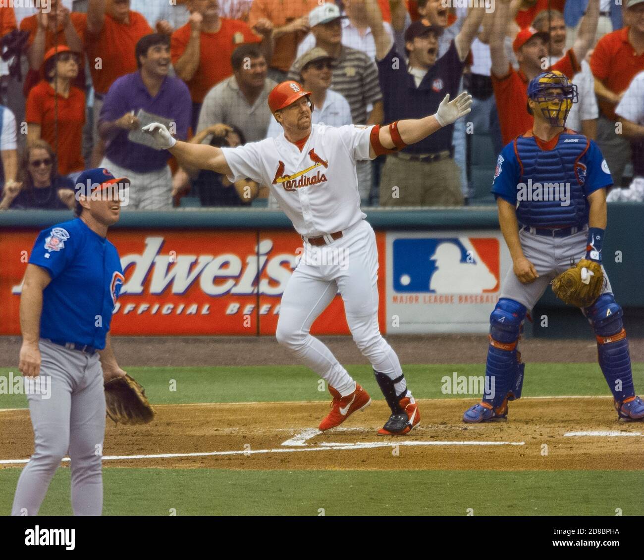 St. Louis Schläger Mark McGwire sieht seinen Ball segeln über den linken Zaun für seinen 61. Heimlauf während der ersten Inning eines Major League Baseball-Spiel am 7. September 1998. Dieser Heimlauf Band Roger Maris Heimlauf Rekord für eine einzige Saison. Pitching ist Cubs Mike Morgan und Fang ist Scott Servais. Foto von Francis Specker Stockfoto