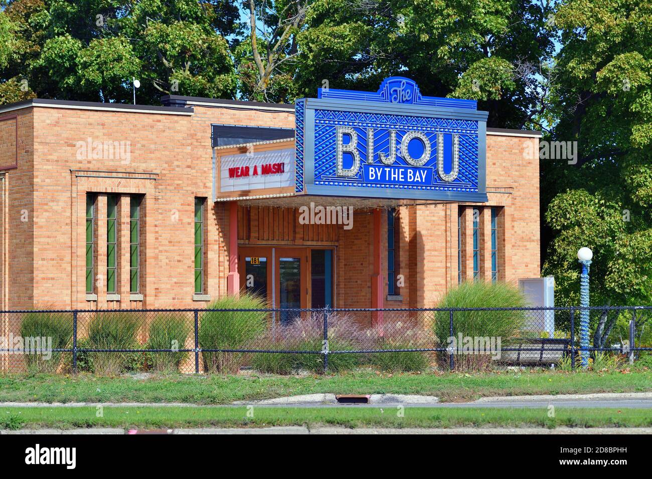 Traverse City, Michigan, USA. Das Bijou by the Bay Kino ein Kino direkt neben einem Yachthafen in einem Park in der Nähe der Grand Traverse Bay. Stockfoto