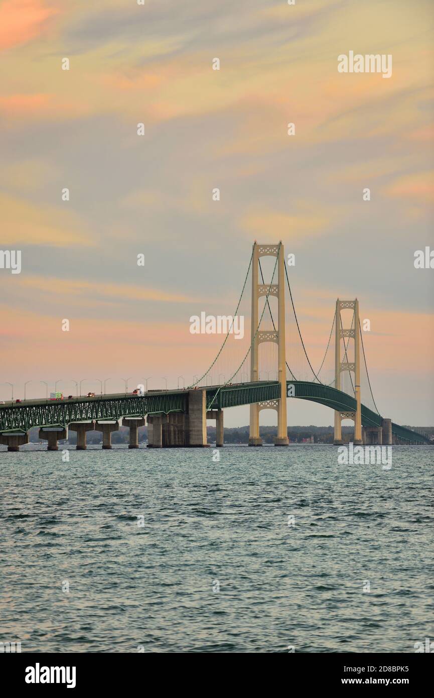 Straights of Mackinac, Michigan, USA. Die Mackinac-Brücke über die Straße von Mackinac mit Lake Huron auf der linken Seite und Lake Michigan auf der rechten Seite. Stockfoto