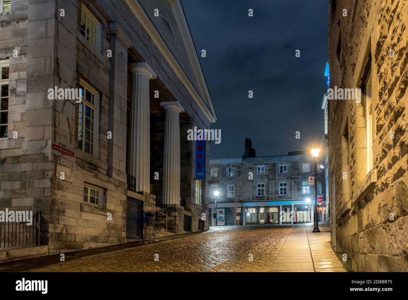 Vue du coté Est du marché Bonsecours de nuit après la pluie. Les couleurs sont ravissantes. Stockfoto