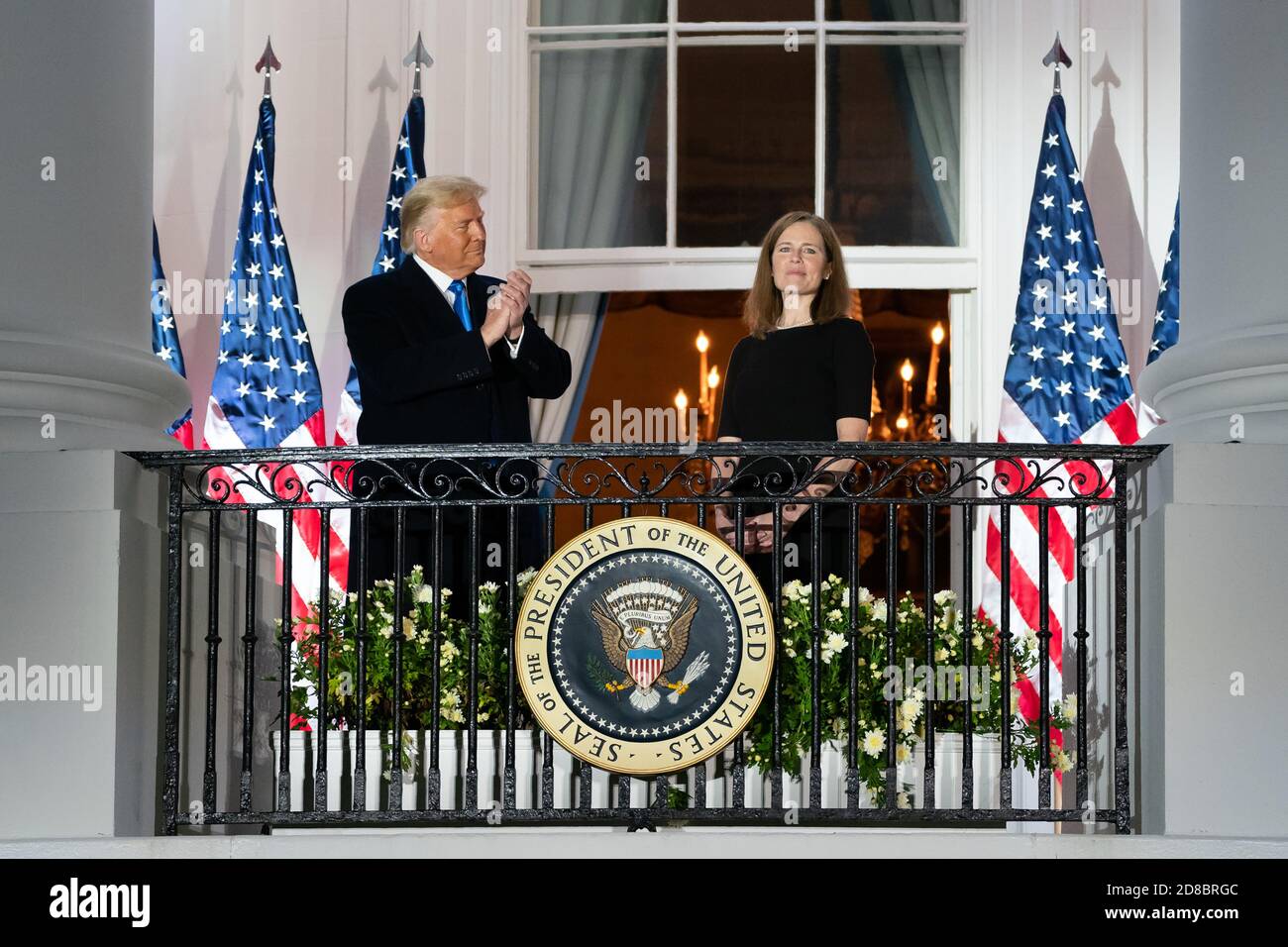 Präsident Donald J. Trump und Amy Coney Barrett, Associate Justice des Obersten Gerichtshofs der USA, stehen am Montag, den 26. Oktober 2020, nach der Vereidigung von Richter Barrett auf dem South Lawn des Weißen Hauses zusammen auf dem Balkon des Blue Room. (USA) Stockfoto