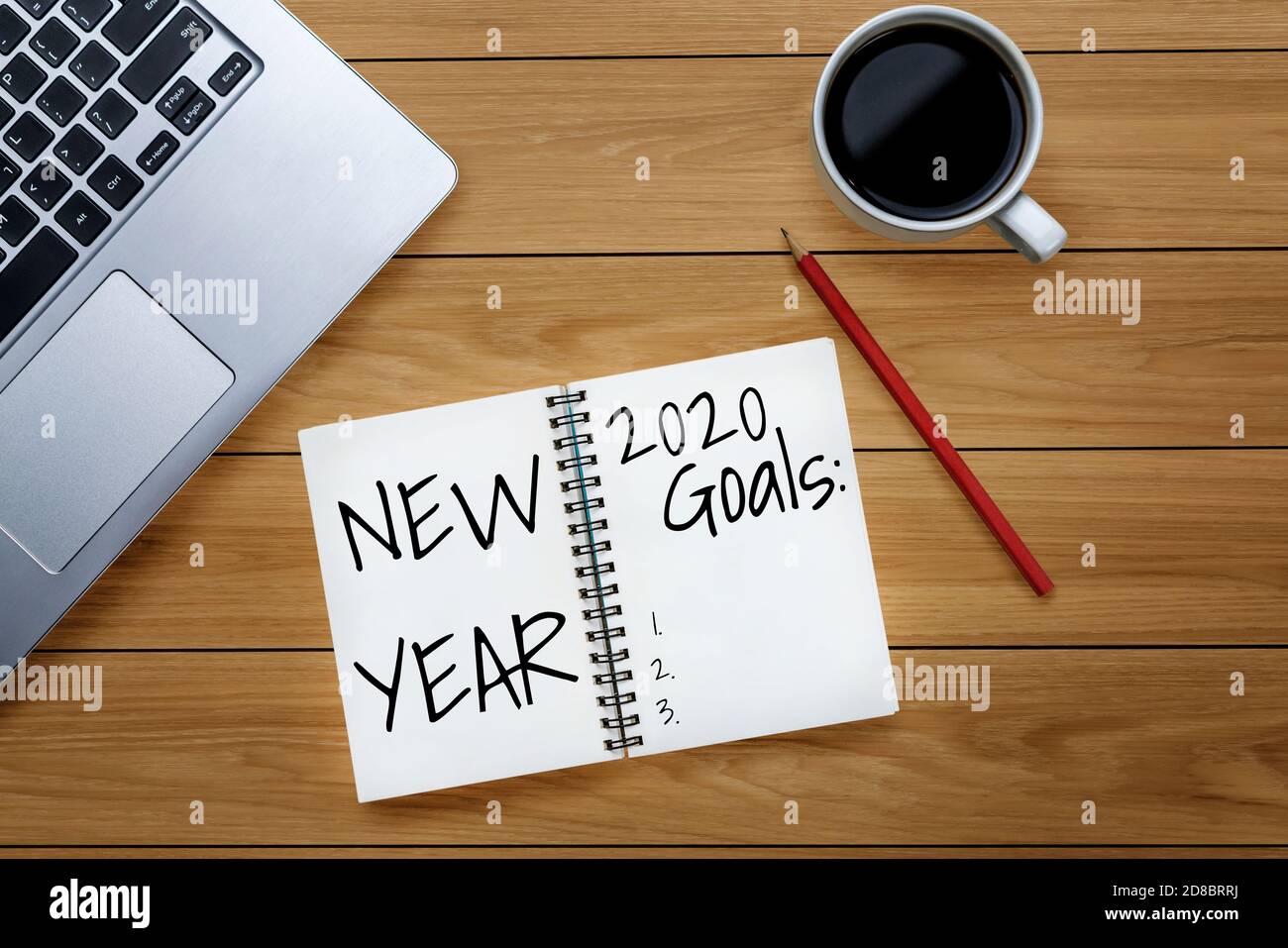 Neujahrsauflösung Zielliste 2020 - Business Office Desk Mit handgeschriebendem Notizbuch über die Planauflistung der neuen Jahresziele und -Beschlüsse Stockfoto