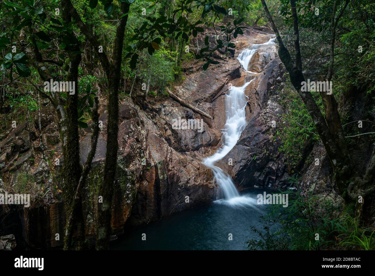 Araluen Falls aka Araluen Cascades mit tiefem Wasserloch in Finch Hatton Gorge, North Queensland Australien Stockfoto