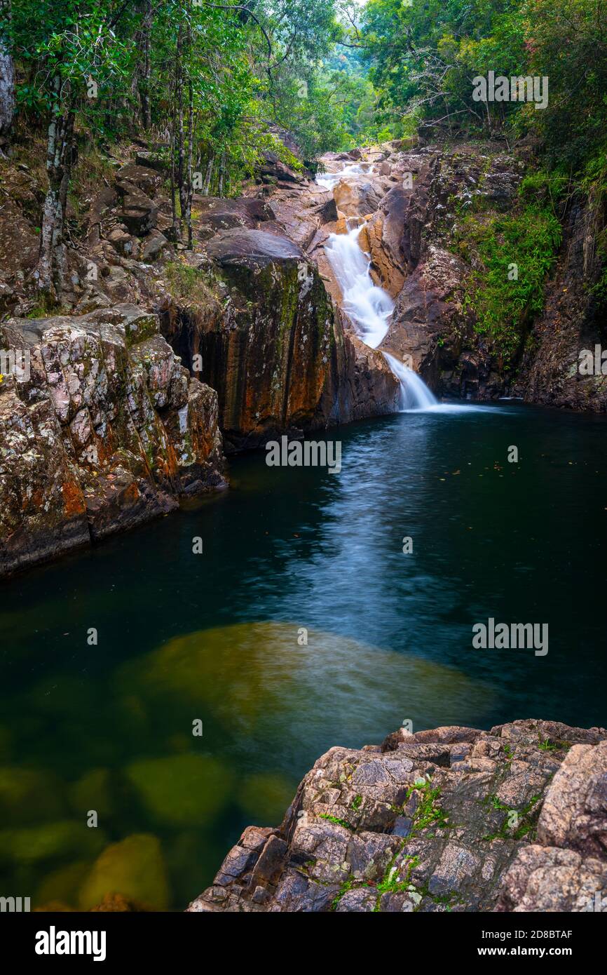 Araluen Falls aka Araluen Cascades mit tiefem Wasserloch in Finch Hatton Gorge, North Queensland Australien Stockfoto