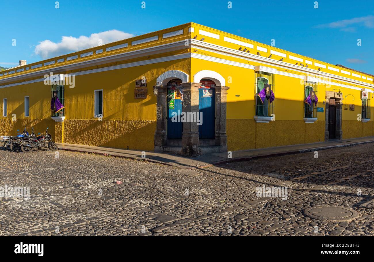 Straßenecke mit traditioneller Kolonialarchitektur, Antigua, Guatemala. Stockfoto