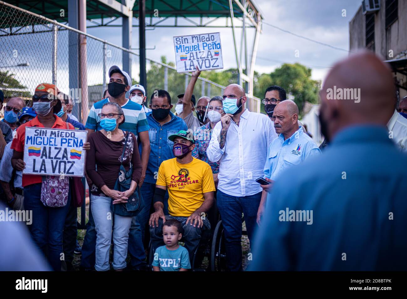 Valencia, Carabobo, Venezuela. Oktober 2020. Die Zivilgesellschaft trifft sich in Miguel Pena, Valencia, um die für die Volkskonsultation gegen die von Nicolas Maduro einberufenen Wahlen vom 6. Dezember ernannten Teams zu vereidigt. Quelle: Elena Fernandez/ZUMA Wire/Alamy Live News Stockfoto