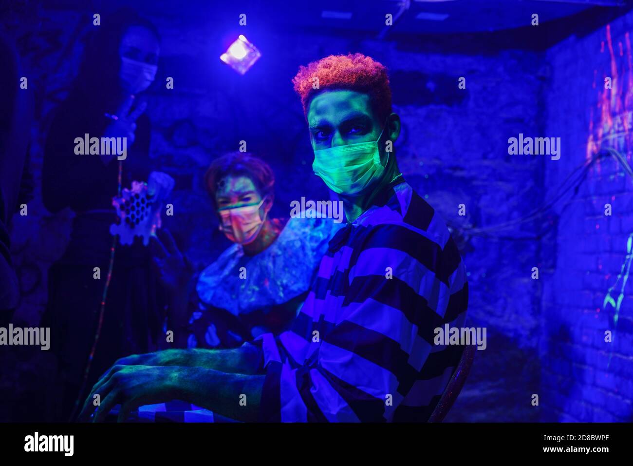 New York, Usa. Oktober 2020. Joshua ‘Zeke' Thomas und Colt Walker bereiten ihren Auftritt im Blood Manor Haunted Attraction in Soho Area, New York, vor. Kredit: SOPA Images Limited/Alamy Live Nachrichten Stockfoto