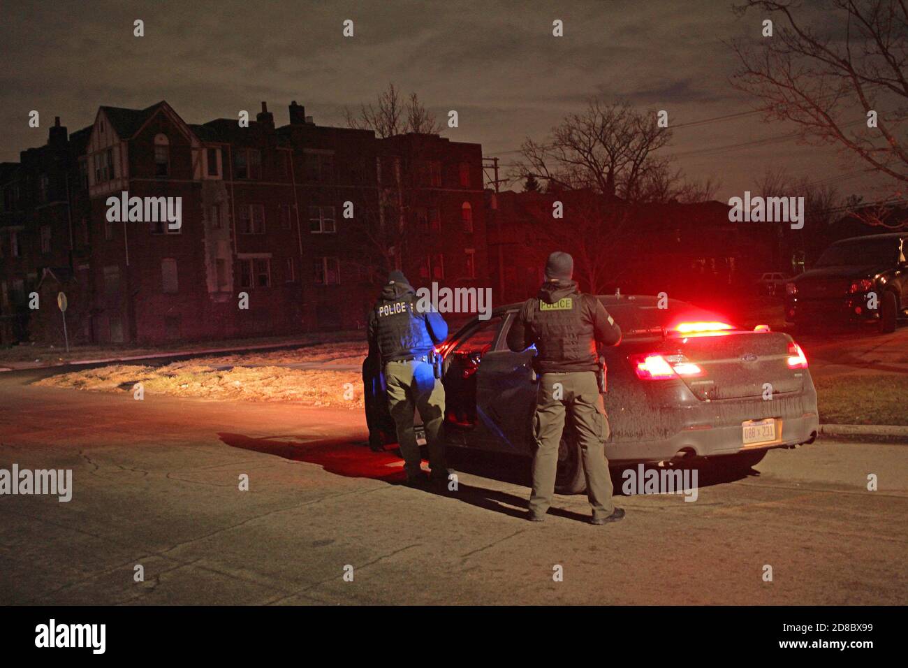 Detroit Special Operations Polizisten in der Straße bei Nacht, Detroit, Michigan, USA Stockfoto