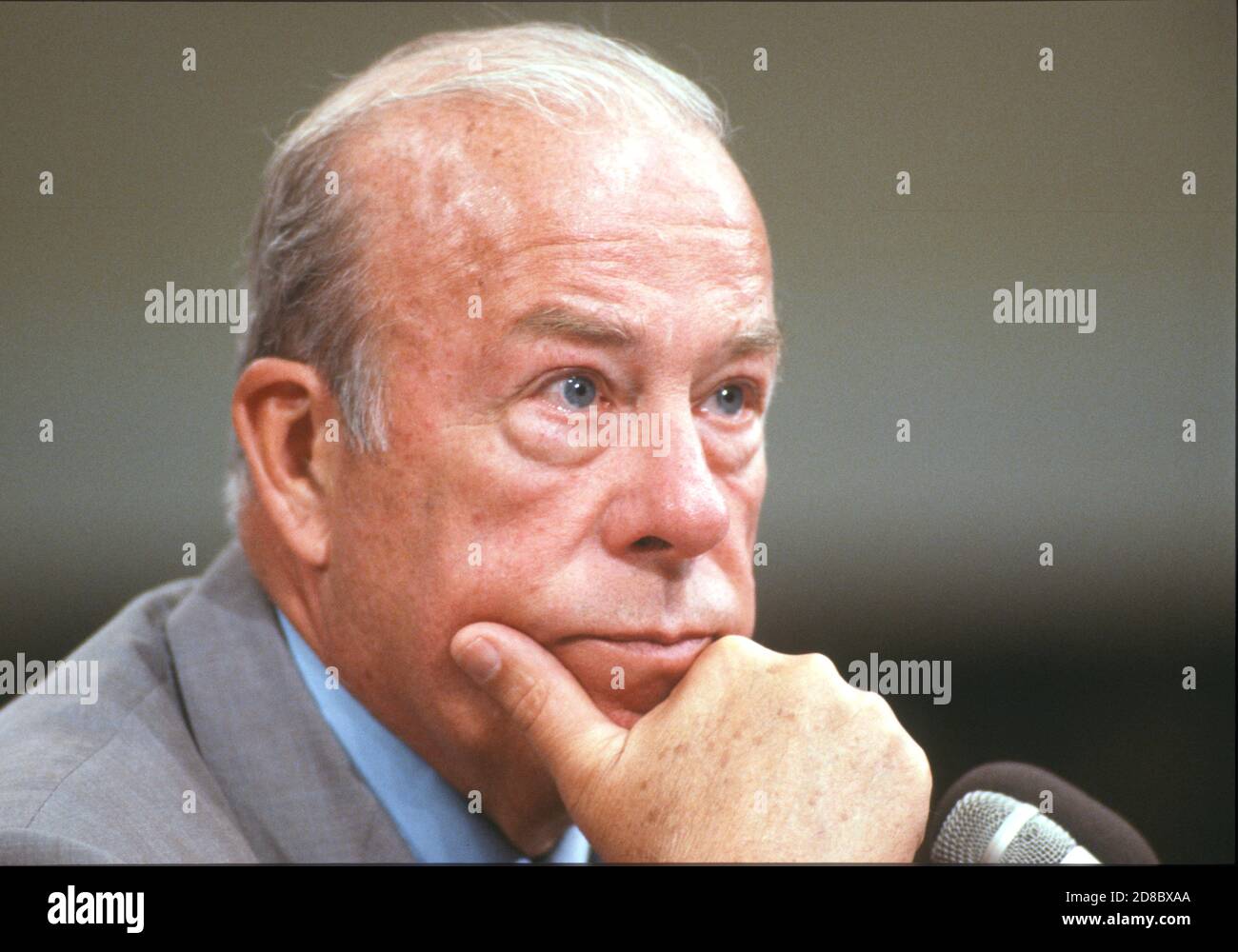 US-Außenminister George P. Shultz bezeugte am 24. Juli 1987 vor dem gemeinsamen Iran-Contra-Komitee des US-Repräsentantenhauses und des US-Senats auf dem Kapitol in Washington, DC.Quelle: Ron Sachs / CNP / MediaPunch Stockfoto