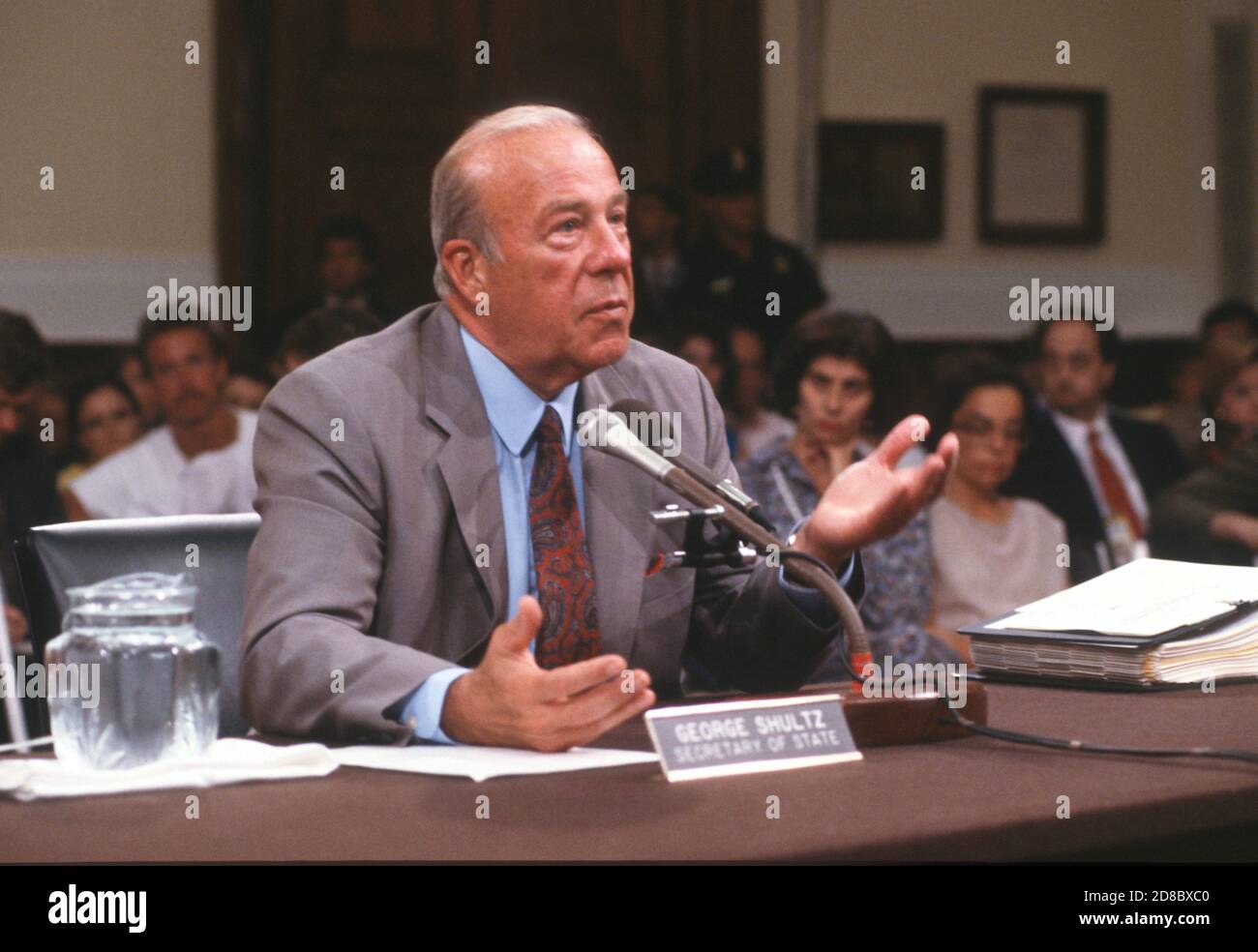 US-Außenminister George P. Shultz bezeugte am 24. Juli 1987 vor dem gemeinsamen Iran-Contra-Komitee des US-Repräsentantenhauses und des US-Senats auf dem Kapitol in Washington, DC.Quelle: Ron Sachs / CNP / MediaPunch Stockfoto