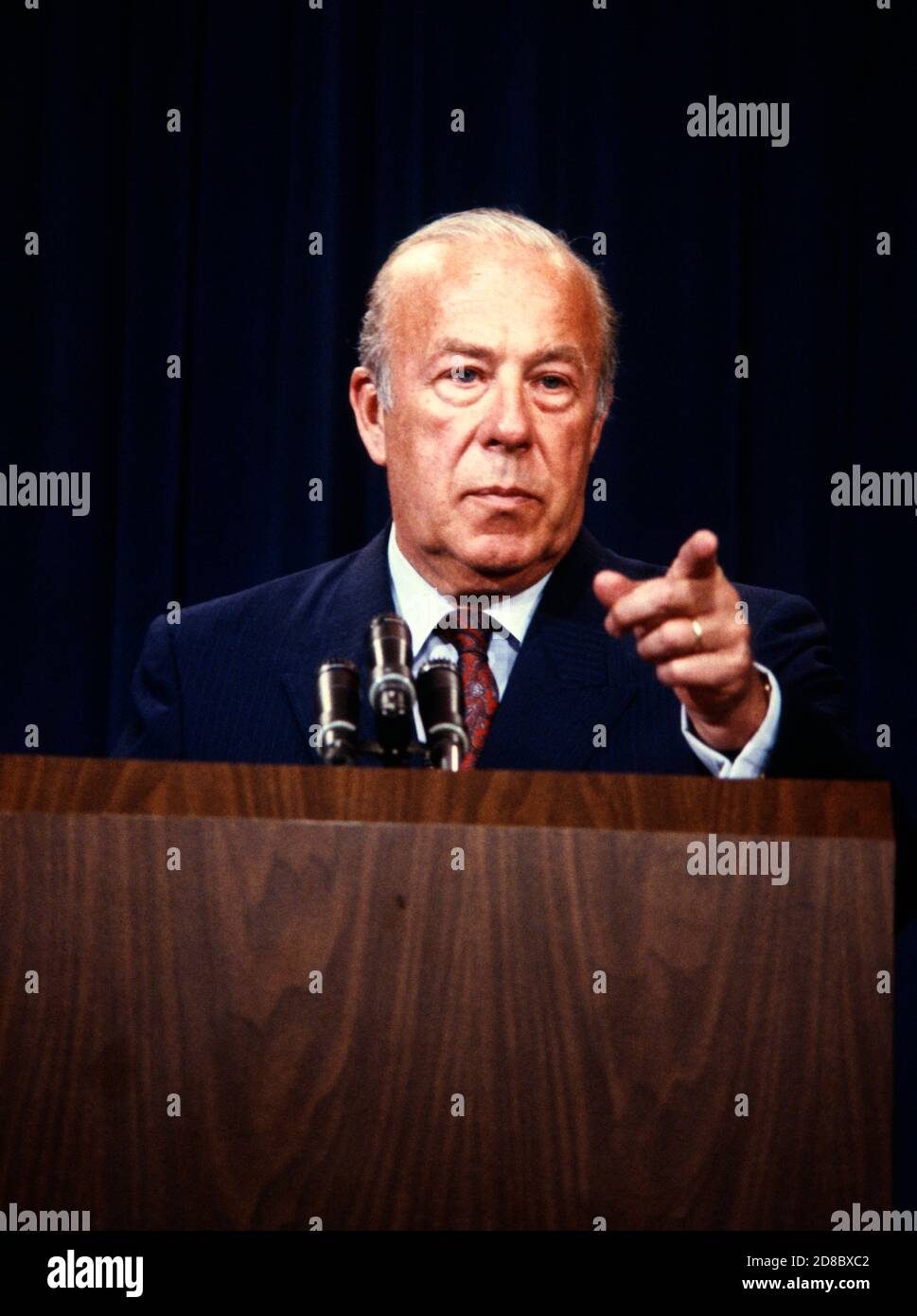 US-Außenminister George P. Shultz führt am 3. Juli 1985 in Washington, DC, ein Pressegespräch durch.Quelle: Arnie Sachs / CNP / MediaPunch Stockfoto
