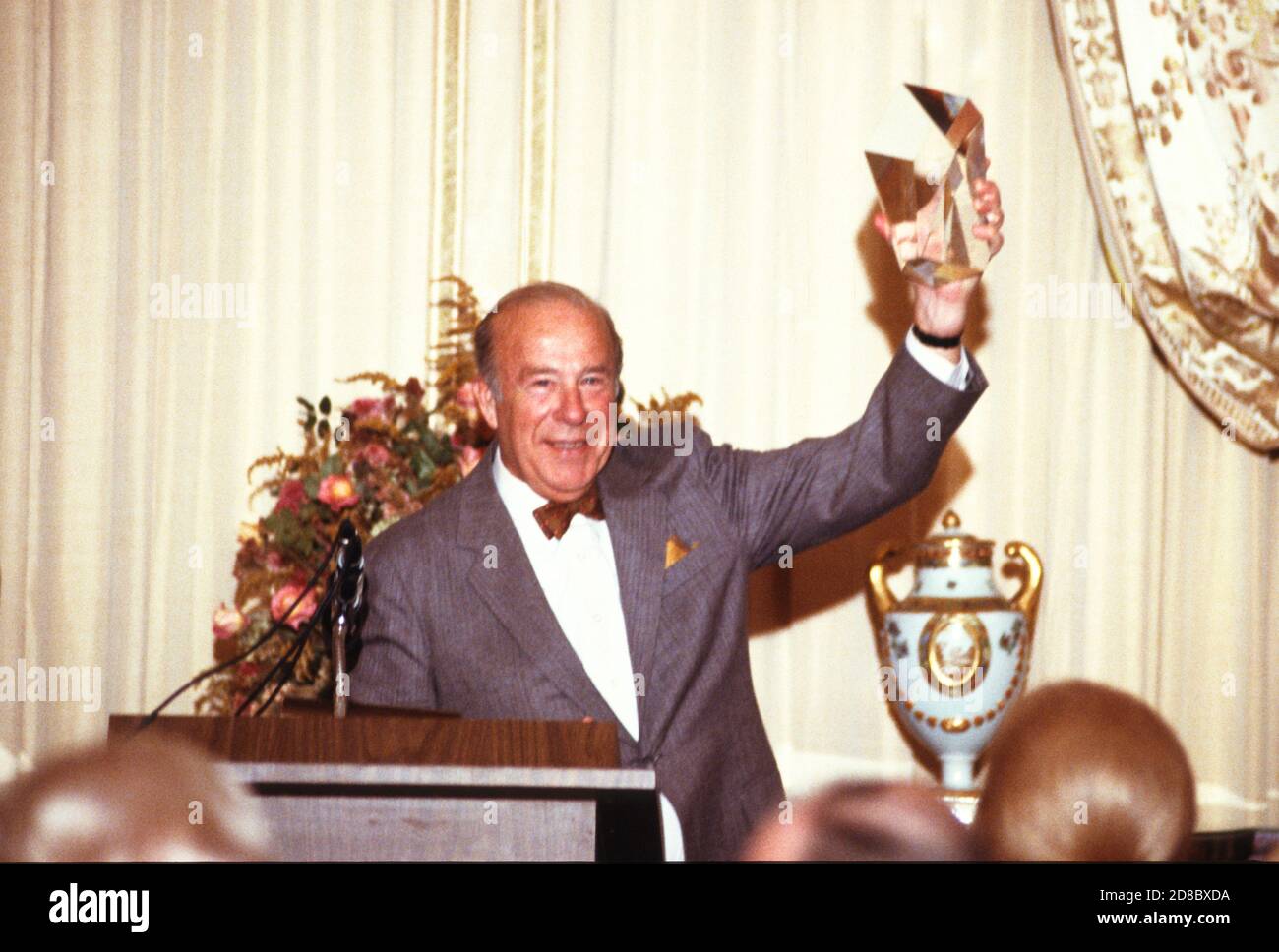 US-Außenminister George P. Shultz nimmt am 2. Dezember 1987 einen Preis der US-Informationsagentur beim US-Außenministerium in Washington, DC entgegen.Quelle: Arnie Sachs / CNP / MediaPunch Stockfoto