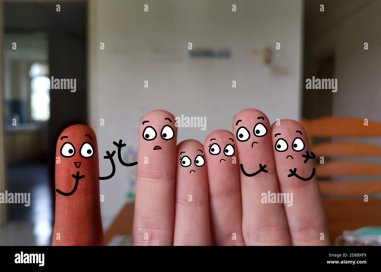Sechs Finger sind als eine Gruppe von Freunden und einem neuen Mitglied dekoriert. Sie unterscheiden einen Freund, der eine andere Hautfarbe hat. Stockfoto