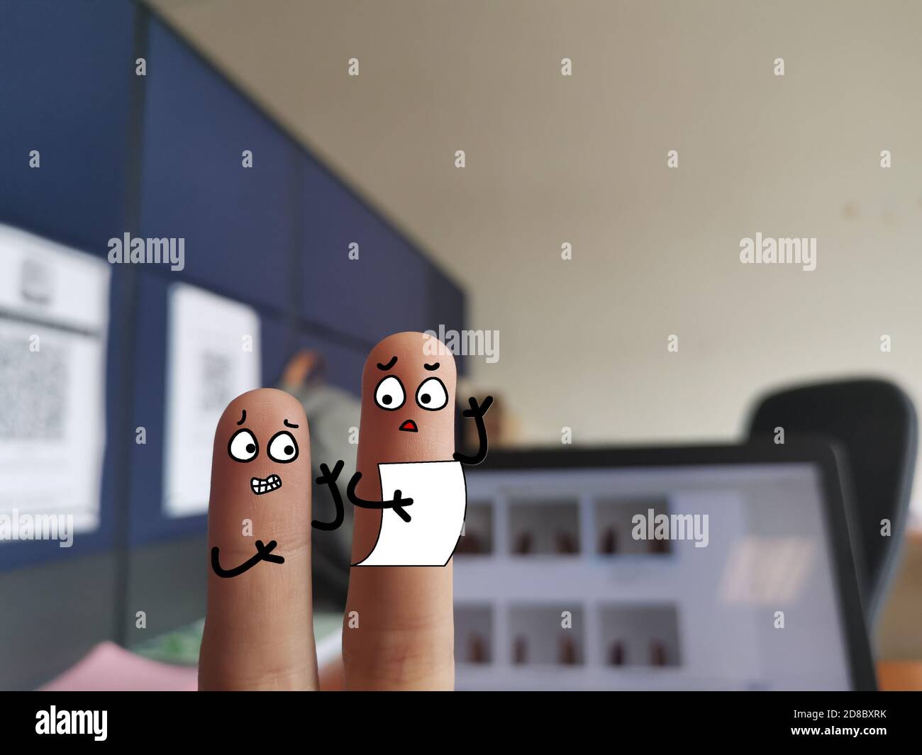 Zwei Finger sind als zwei Personen dekoriert. Sie diskutieren über Themen am Arbeitsplatz. Sie haben zwischenmenschliche Konflikte. Stockfoto
