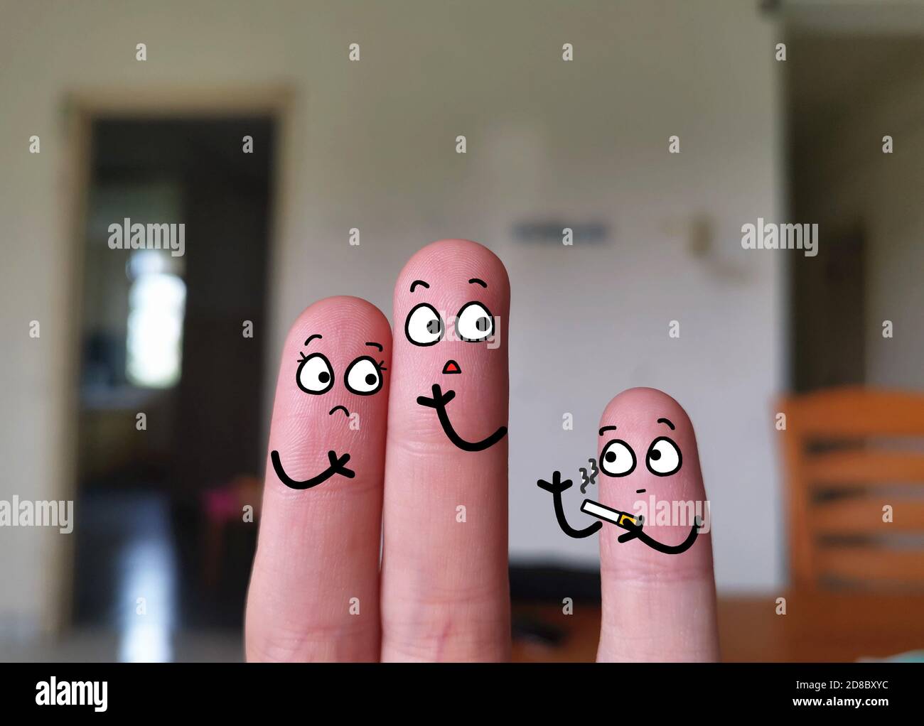 Drei Finger sind als drei Personen dekoriert. Eltern sind schockiert und wütend, als sie herausfanden, dass ihr Kind zu Hause raucht. Stockfoto