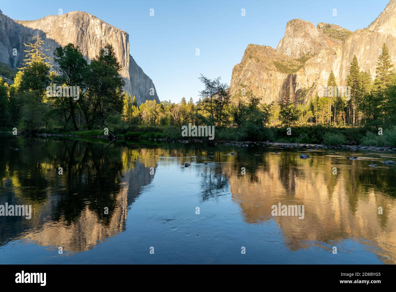 el capitan und Brautschleier spiegeln sich im merced River an einem Herbstabend im yosemite Nationalpark in kalifornien, usa Stockfoto