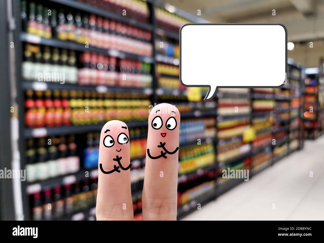 Zwei Finger sind als zwei Personen dekoriert. Sie diskutieren über Lebensmittelsicherheit. Stockfoto