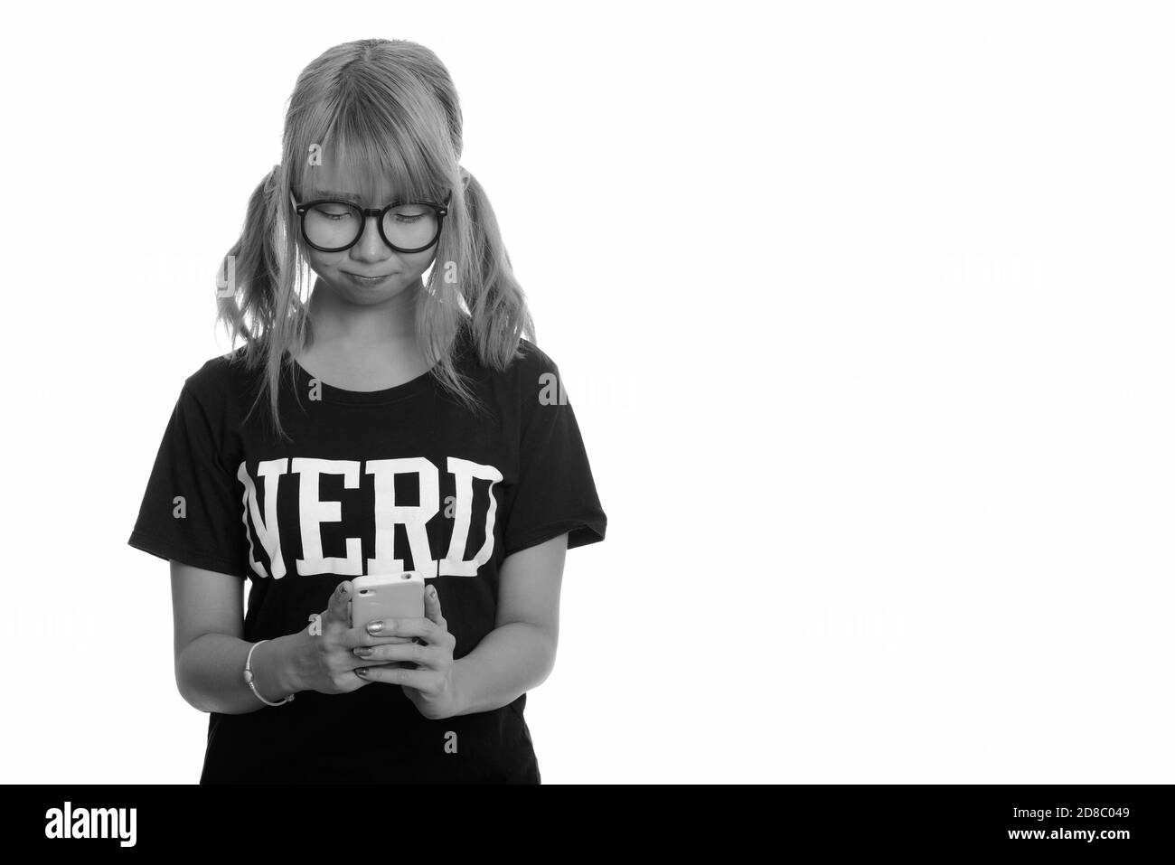 Junge süße Asiatische nerd Frau mit Mobiltelefon Stockfoto