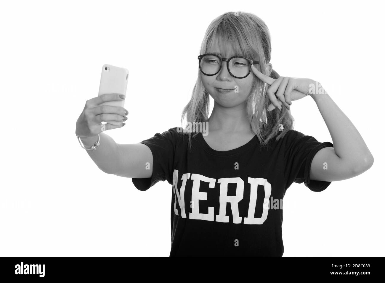 Junge süße Asiatische nerd Frau unter selfie mit Handy und Denken Stockfoto