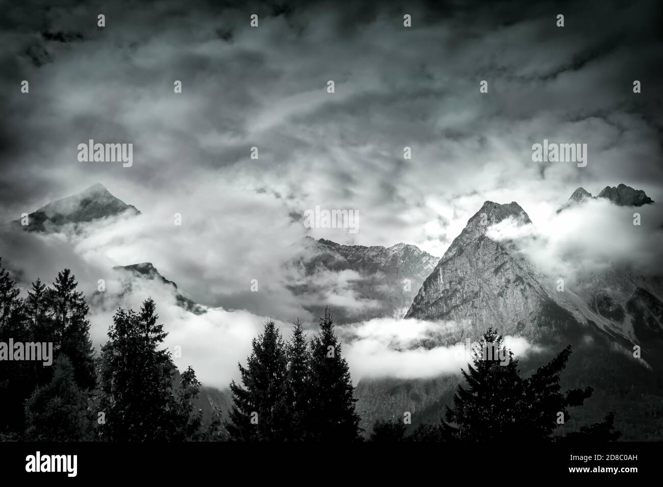 Wolken Rollen in ein Tal in den bayerischen Alpen nahe Deutschlands höchstem Gipfel, der Zugspitze. Stockfoto