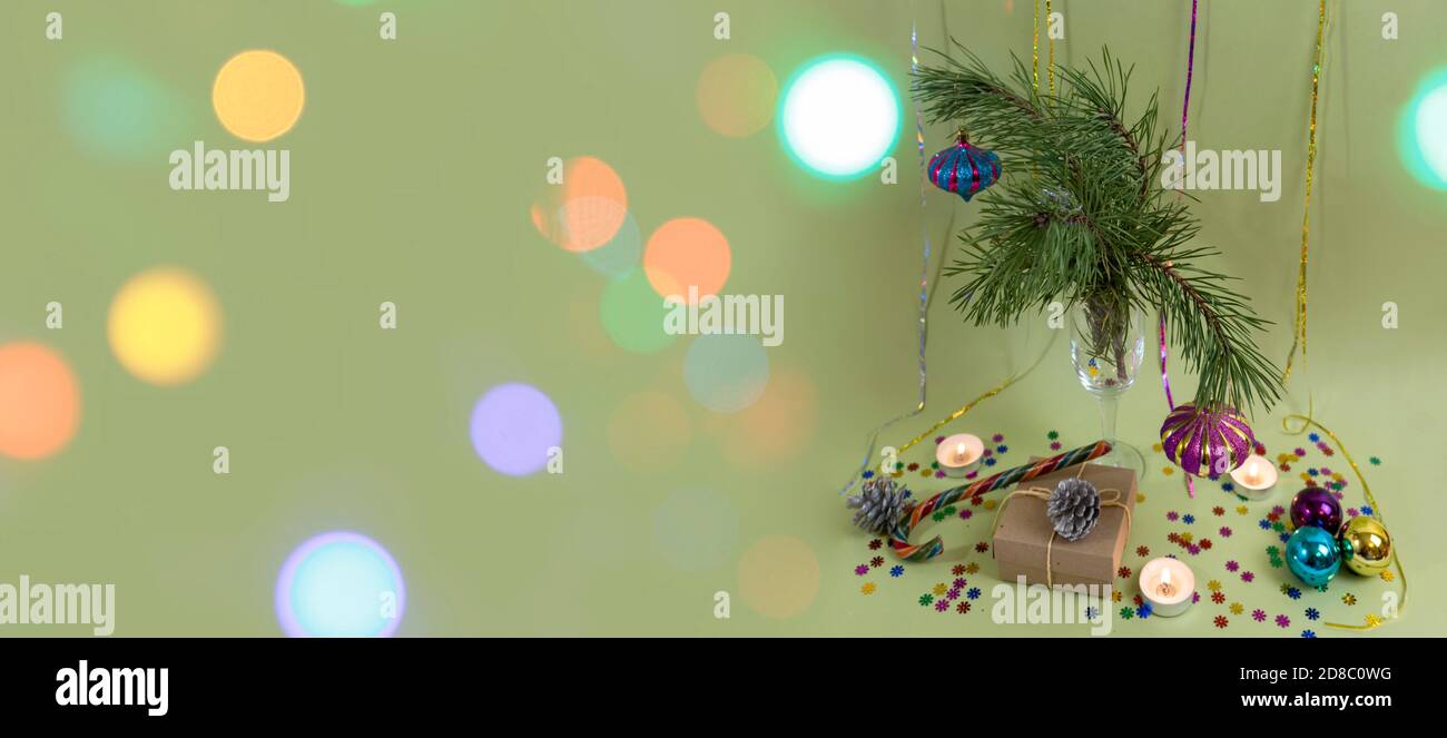 Weihnachtskarte, Banner, Flatlay mit Text – Frohe Weihnachten im Hintergrund. Bokeh-Effekt Stockfoto