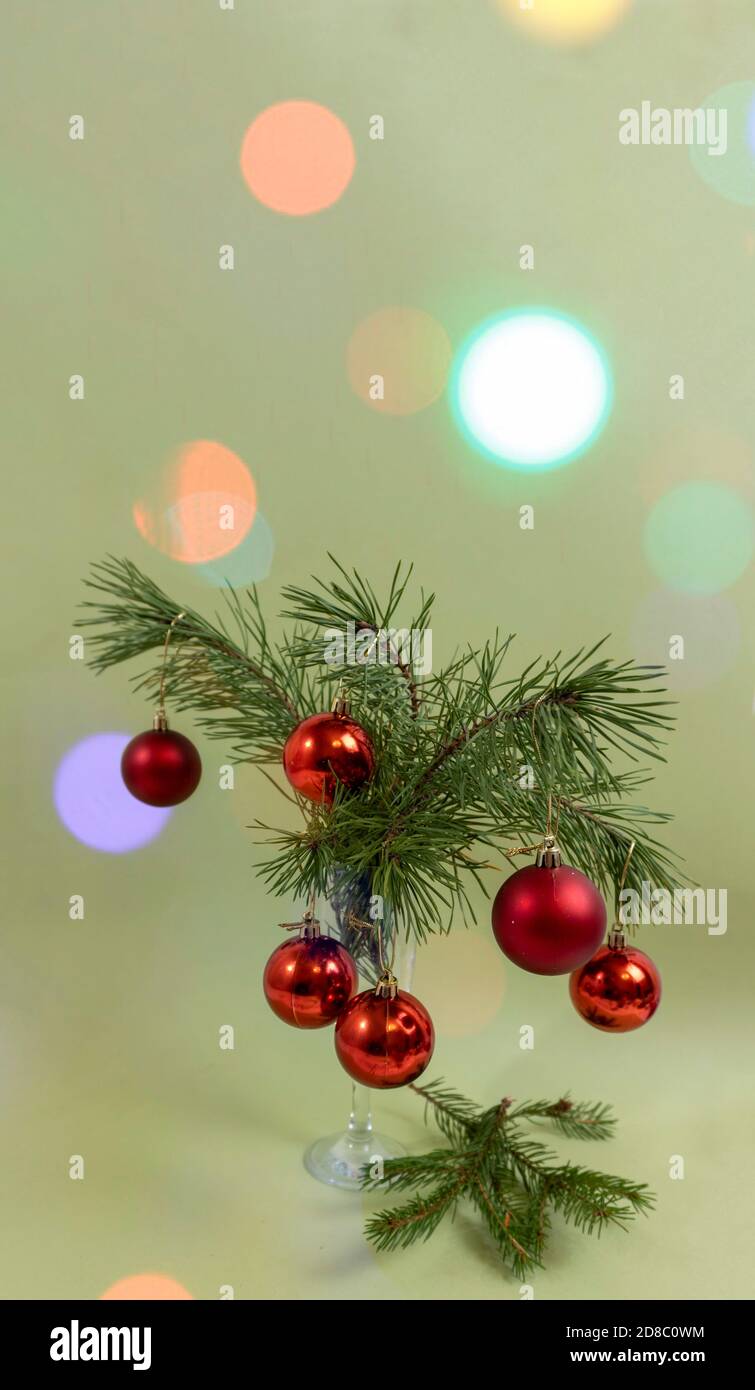Weihnachtskarte, Banner, Flatlay mit Text – Frohe Weihnachten im Hintergrund. Bokeh-Effekt Stockfoto