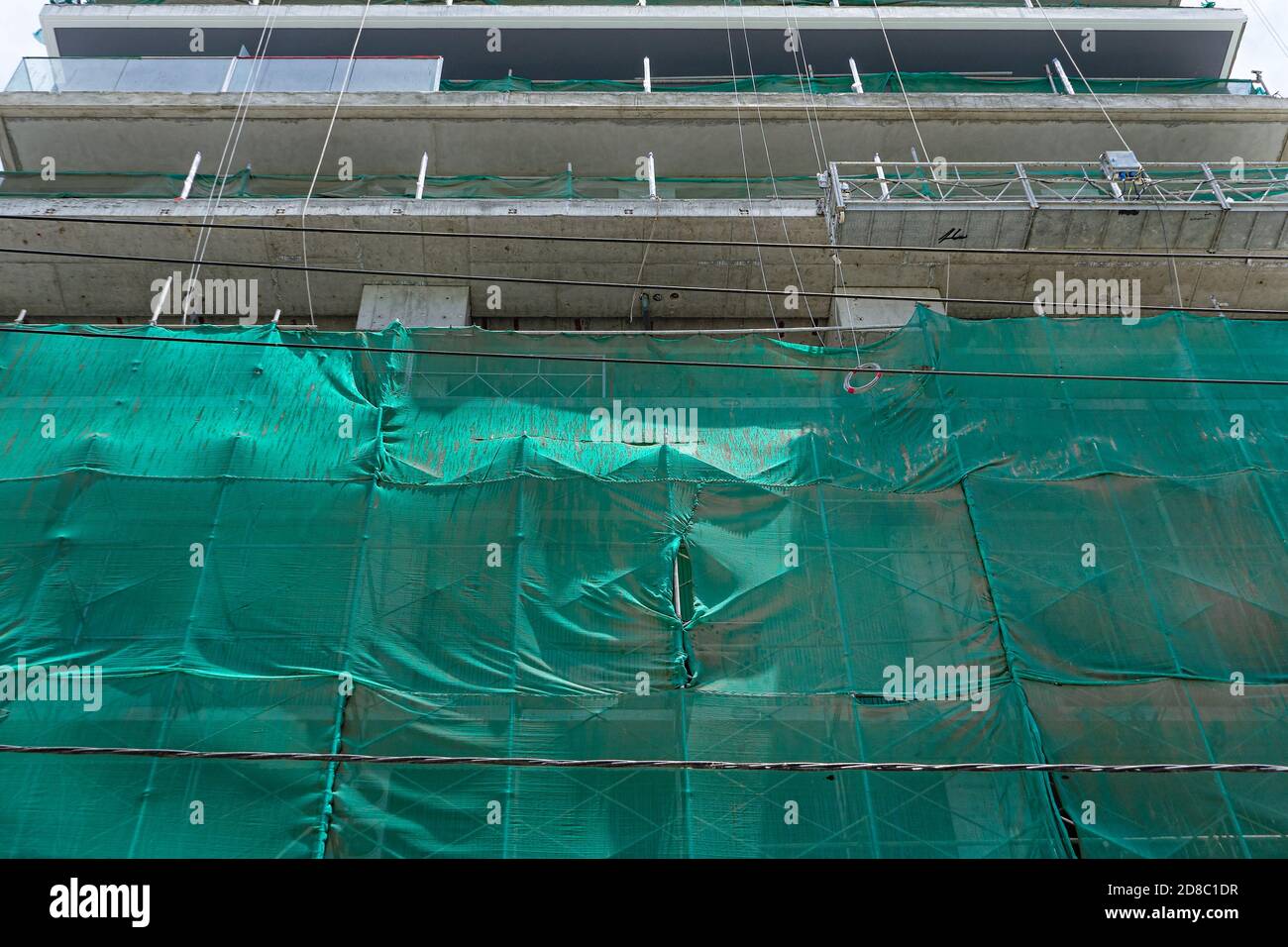 Sicherheitsbaunetz an der Fassade des Gebäudes. Schutz vor herabfallenden Gegenständen. Baustelle. Stockfoto