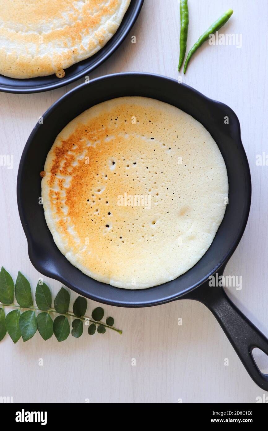 Weich Und Schwammig Malvani Amboli. Es ist eine typische Konkani Zubereitung mit Reis und Urad dal oder schwarzen Linsen fermentierten Teig. Weiche Dosa. Stockfoto