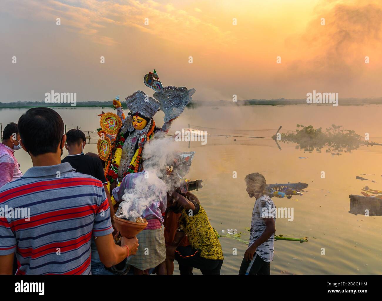 Durgapur/Indien – Oktober 26,2020. Hinduistische Menschen Immersion das Idol der Göttin Durga nach Durga Puja. Maa Durga ist das Symbol der Stärke und der Intensi Stockfoto