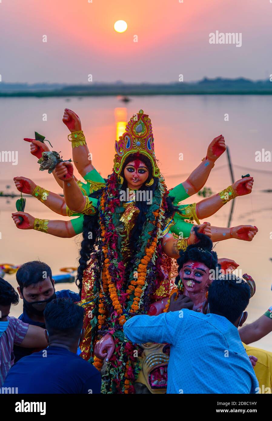 Durgapur/Indien – Oktober 26,2020. Hinduistische Menschen Immersion das Idol der Göttin Durga nach Durga Puja. Maa Durga ist das Symbol der Stärke und der Intensi Stockfoto
