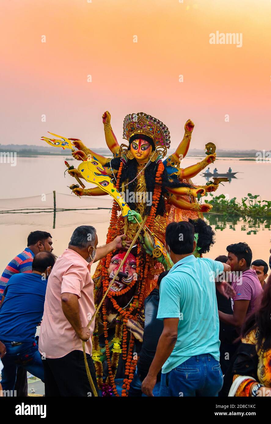 Durgapur/Indien – Oktober 26,2020. Hinduistische Menschen Immersion das Idol der Göttin Durga nach Durga Puja. Maa Durga ist das Symbol der Stärke und der Intensi Stockfoto
