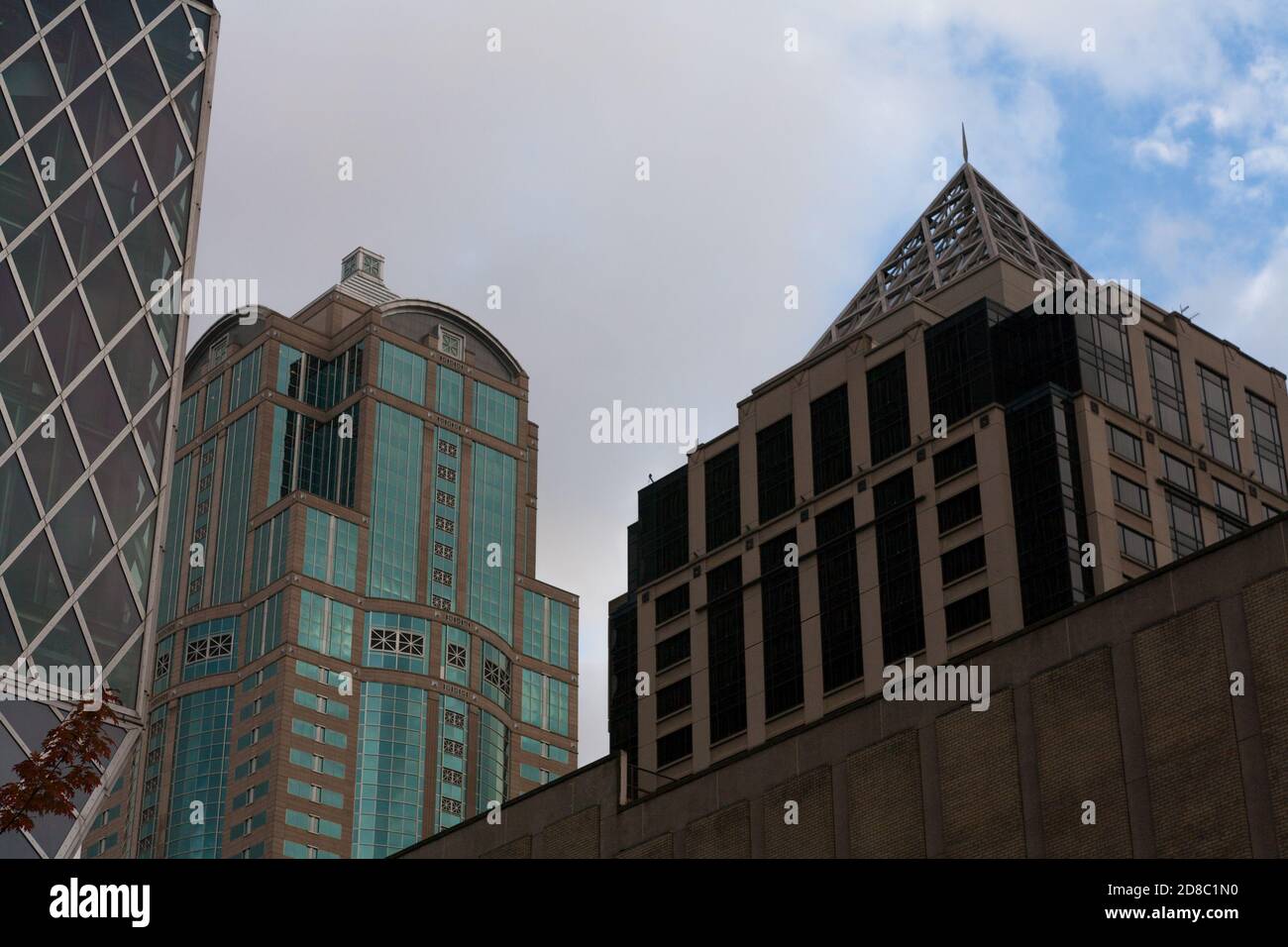 Die ikonische 1201 Third Avenue, Mitte, links, Seattle Central Library, rechts, 'W' Seattle, ein Downtown Marriott Hotel, und unten, die Olympic Garage. Stockfoto