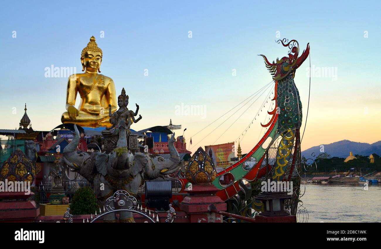 Sop Ruak, Thailand - Großer Goldener Buddha Stockfoto