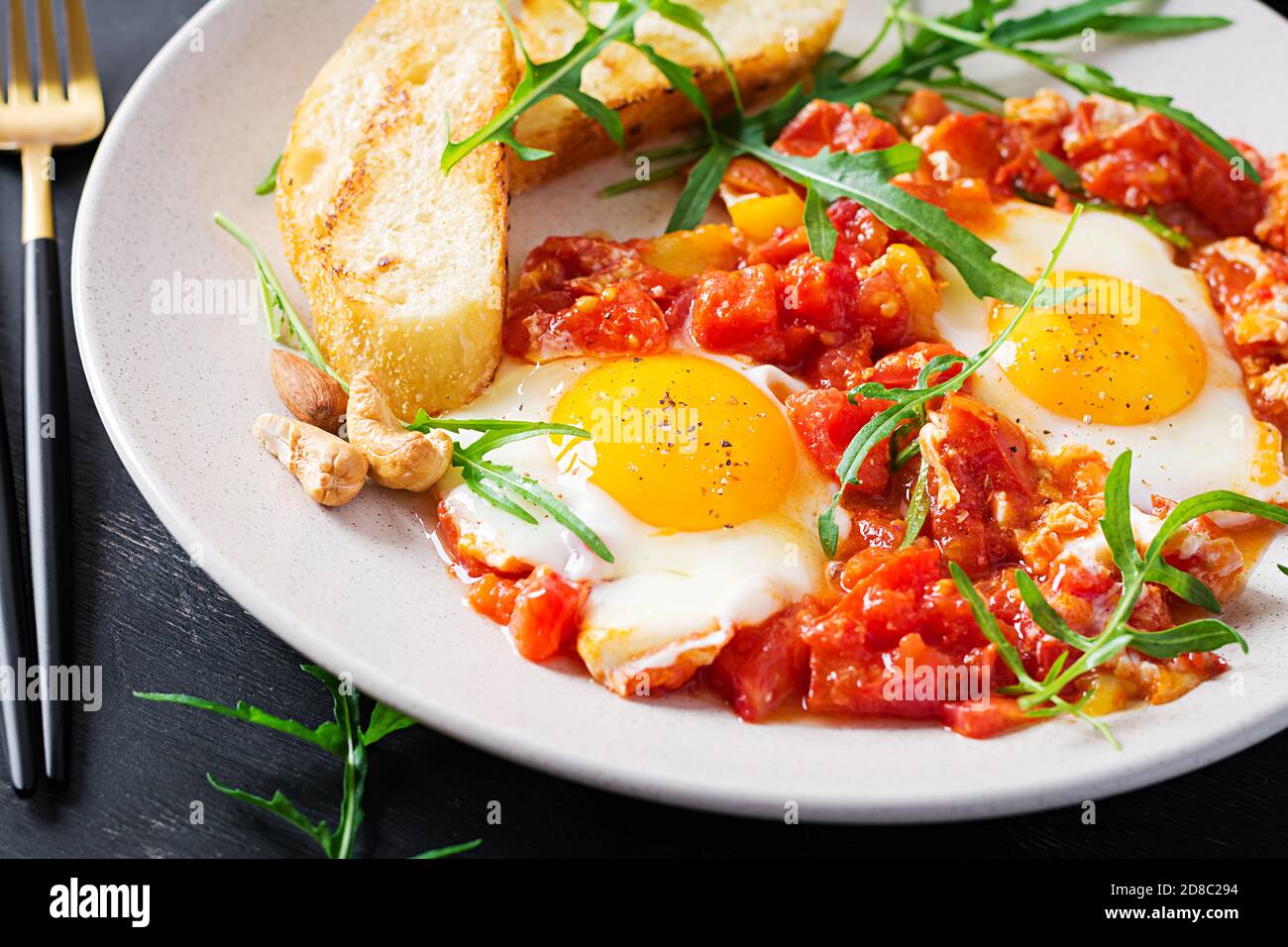 Spätes Frühstück - Spiegeleier mit Gemüse. Shakshuka. Die arabische Küche. Koschere Speisen. Stockfoto