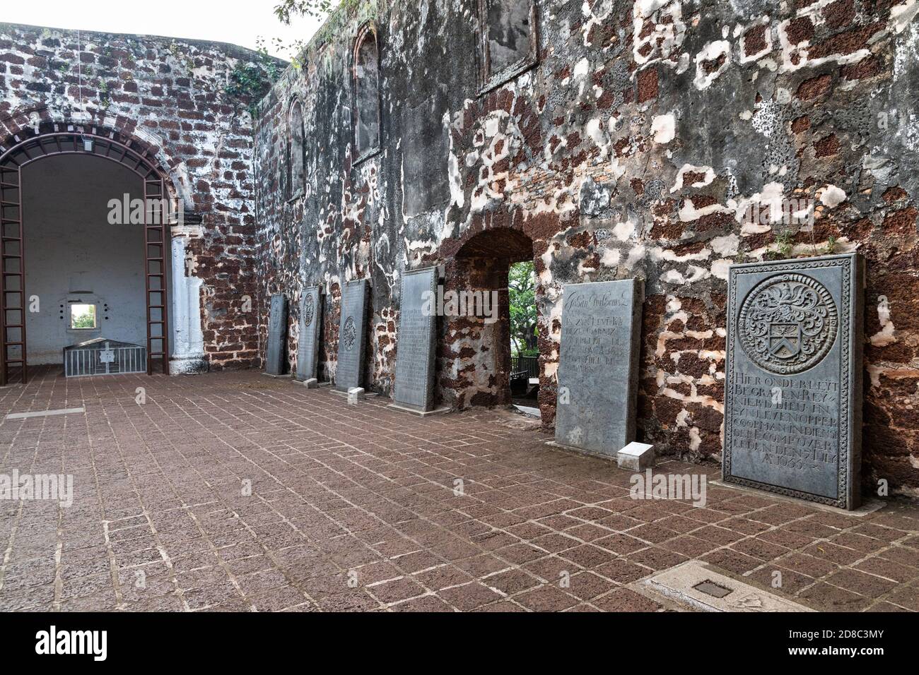 Portugiesische historische Ruinen der St. Paul Kirche mit Grabstein ist Malakka beliebtes Touristenziel. Keine Personen. Stockfoto