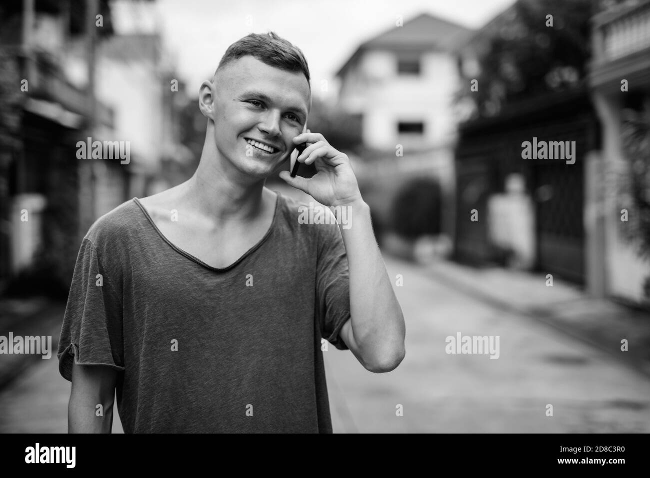 Junger Mann mit Handy in den Straßen im Außenbereich Stockfoto