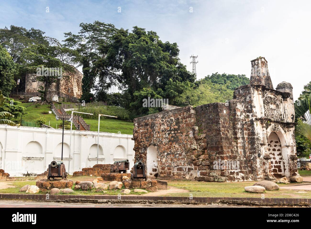 Historische Ruinen A Famosa ist eine alte portugiesische Festung mit St. Paul Kirche im Hintergrund. Beliebtes Reiseziel in Malacca. Keine Personen. Stockfoto