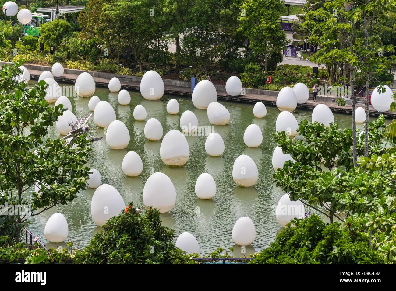 Singapur - 4. Dezember 2019: Blick auf die Eier, die über dem Wasser schweben, die Dekoration am Dragonfly Lake im Garten beim Bay Park in Singapur. Stockfoto