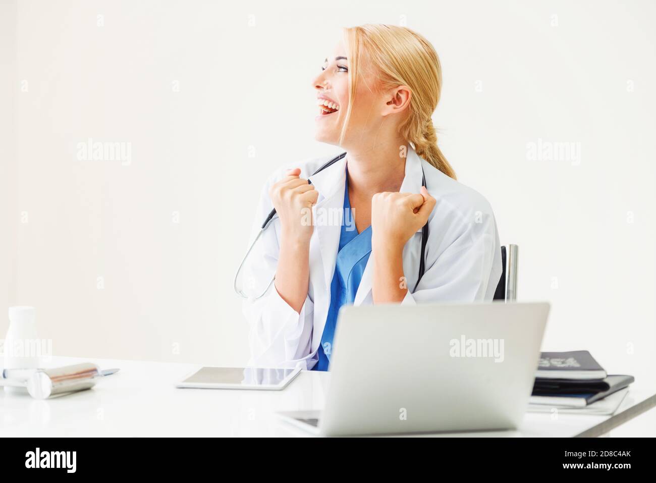 Gerne erfolgreiche Frau Doktor fühlt sich herrlich im Krankenhaus oder medizinisches Institut während der Arbeit an medizinischen Bericht im Büro. Erfolg Konzept. Stockfoto