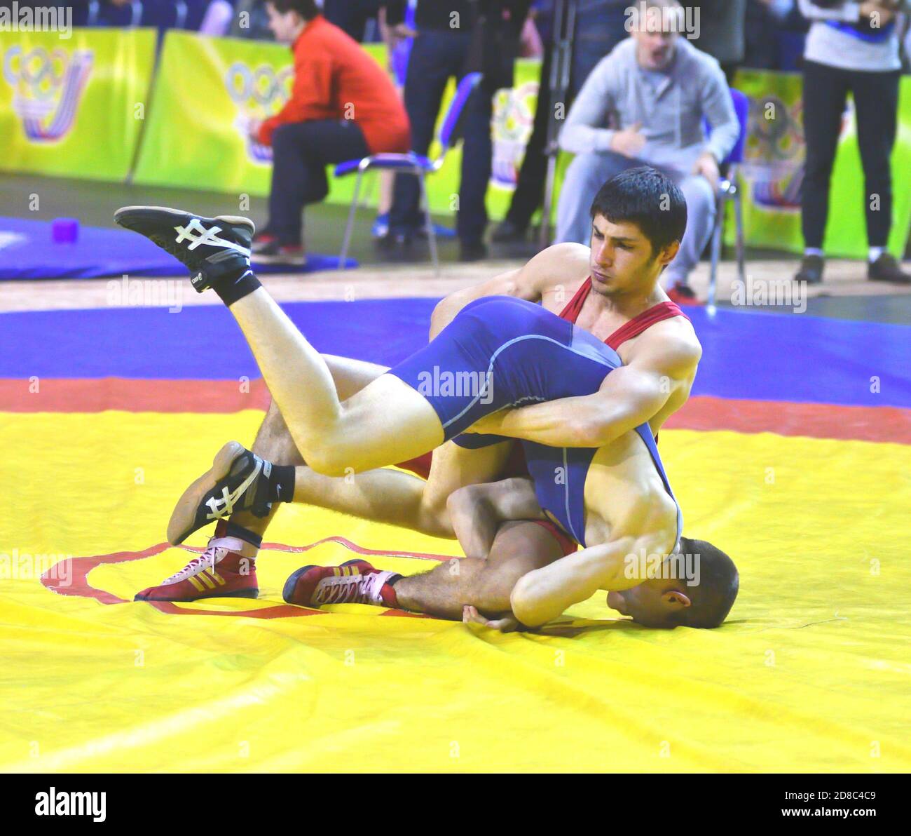 Orenburg, Russland - 15.-16. März 2017: Junge Männer treten im Sportwrestling bei der Wolga Federal District Championship im Sportwrestling an Stockfoto