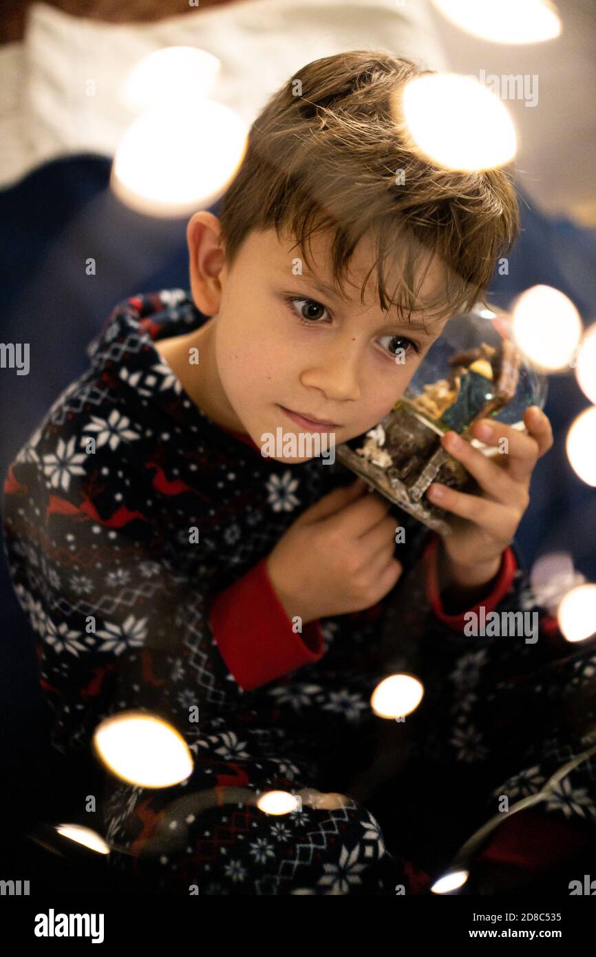 Weihnachten Kindheit Junge Träume von Abend Weihnachtsbaum Urlaub Taschenlampen Stockfoto