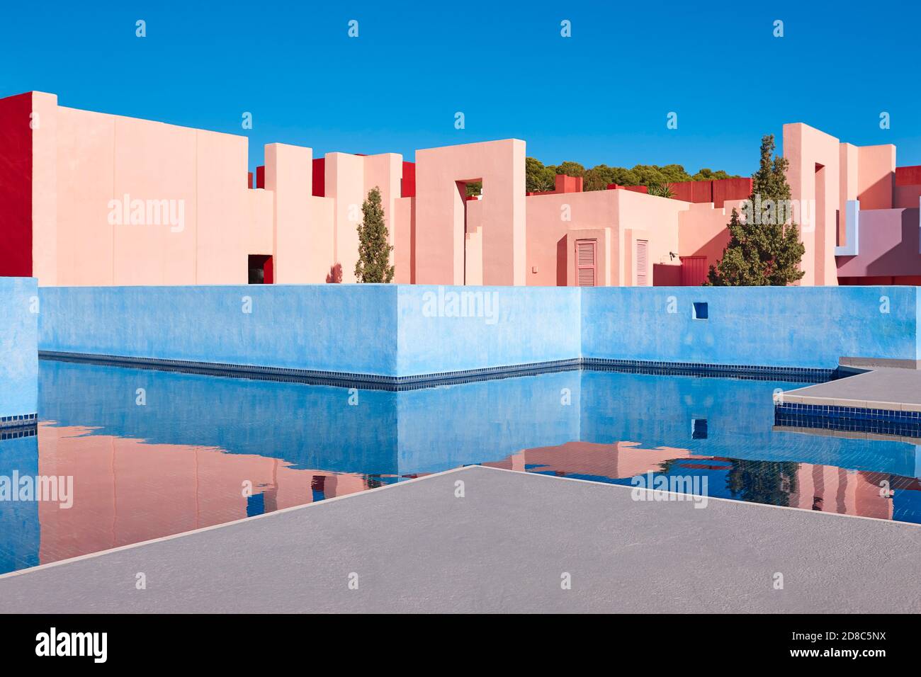Geometrische Gebäudestruktur. Die rote Mauer, Calp, Spanien Stockfoto