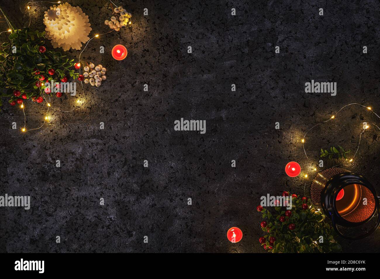 Weihnachtskomposition mit Kerzen Stockfoto