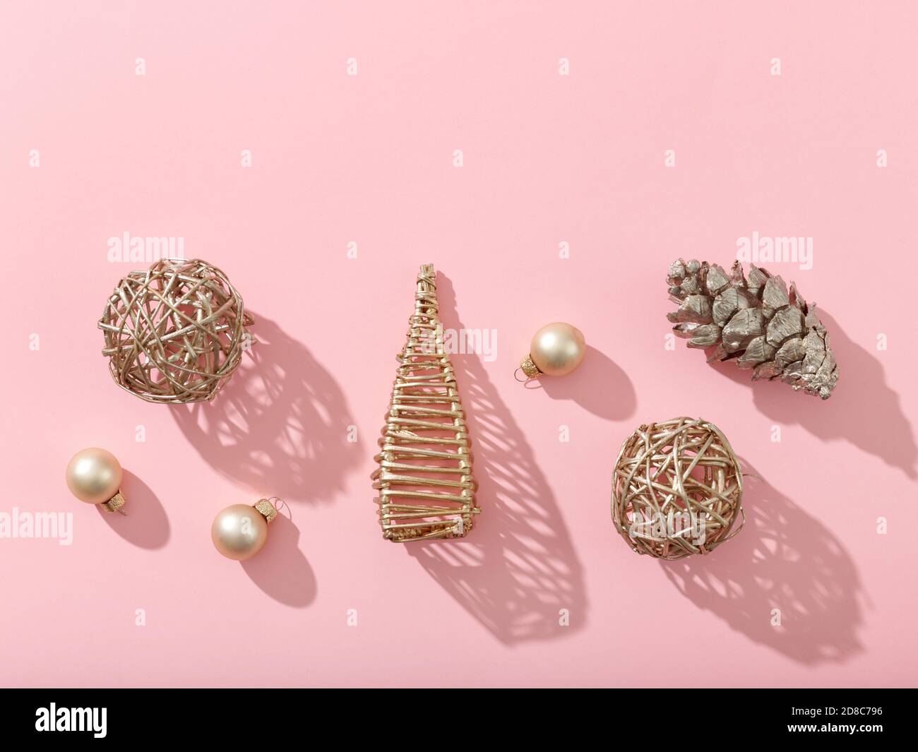 Verschiedene weihnachtsdekorationen auf rosa Papier Hintergrund, Draufsicht Stockfoto