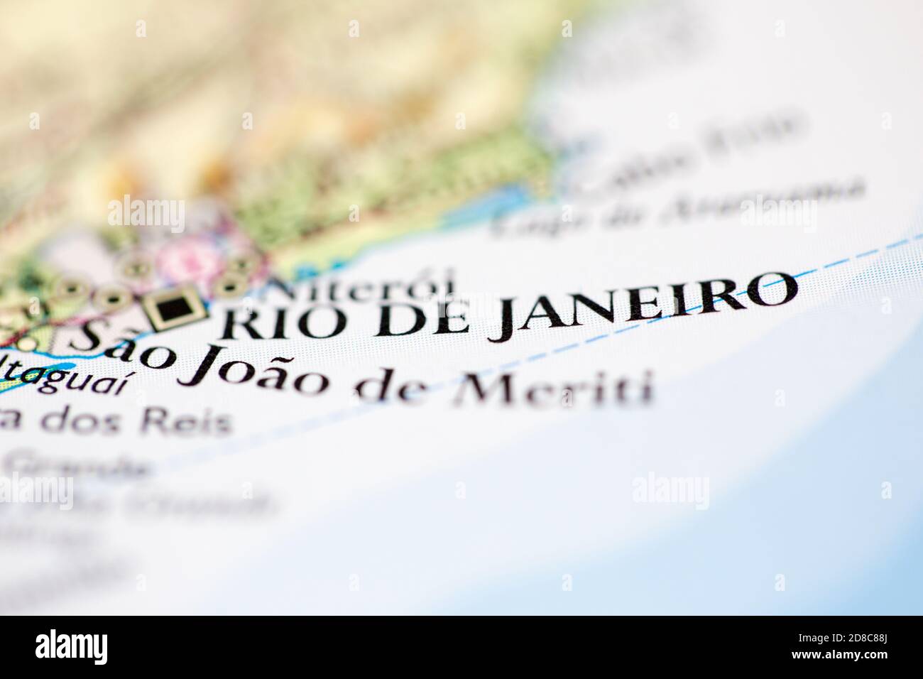 Geringe Schärfentiefe Fokus auf geografische Kartenposition von Rio de Janeiro Stadt Brasilien Südamerika Kontinent auf Atlas Stockfoto
