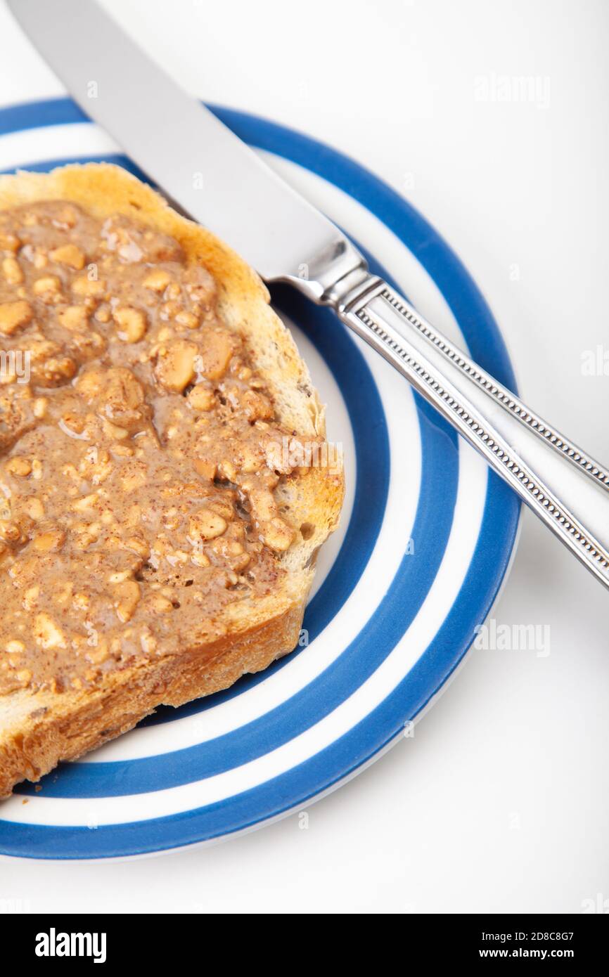 Eine Scheibe Toast mit knackiger Erdnussbutter darüber verteilt  Stockfotografie - Alamy