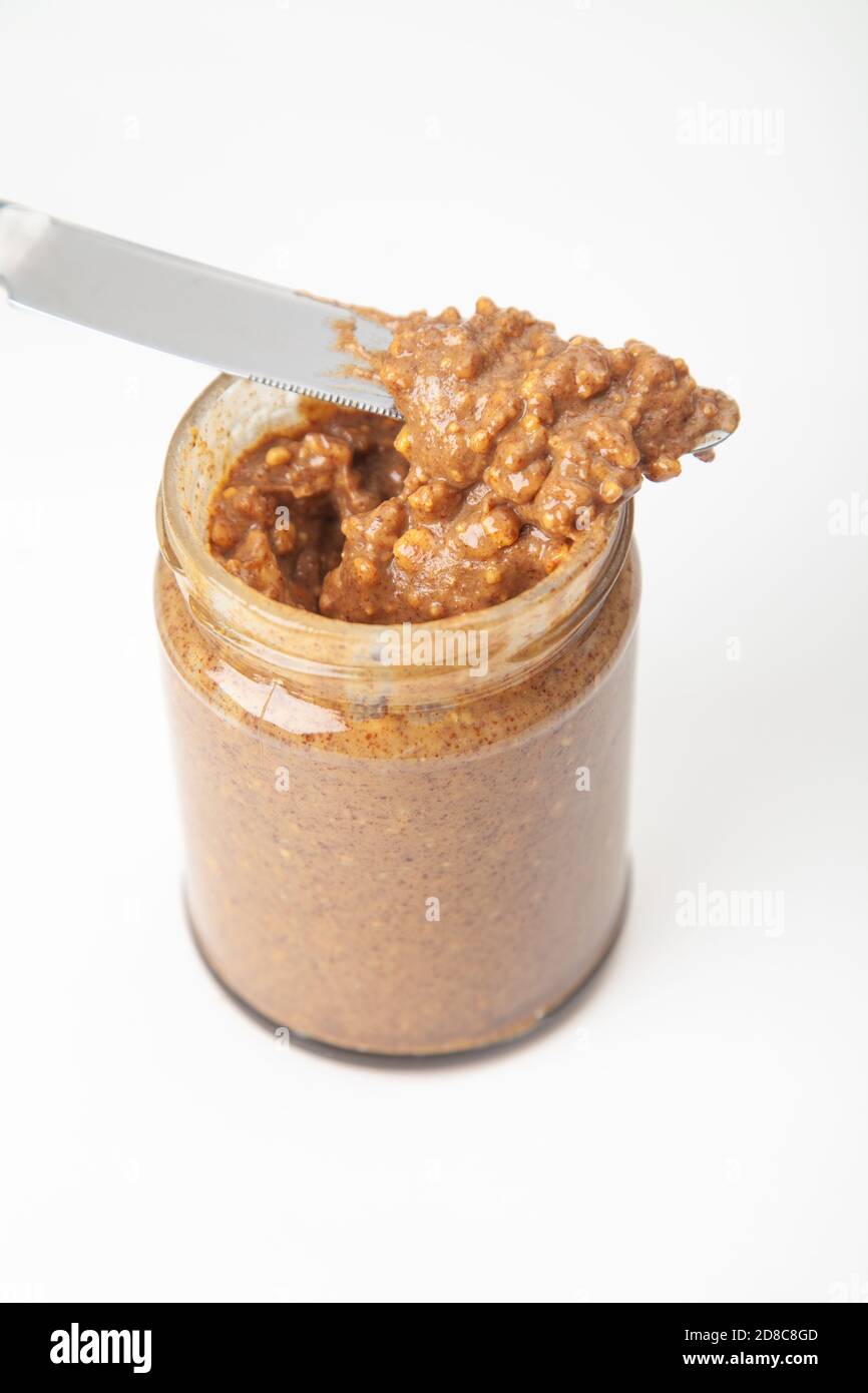 Ein offenes Glas knackiger Erdnussbutter Stockfoto