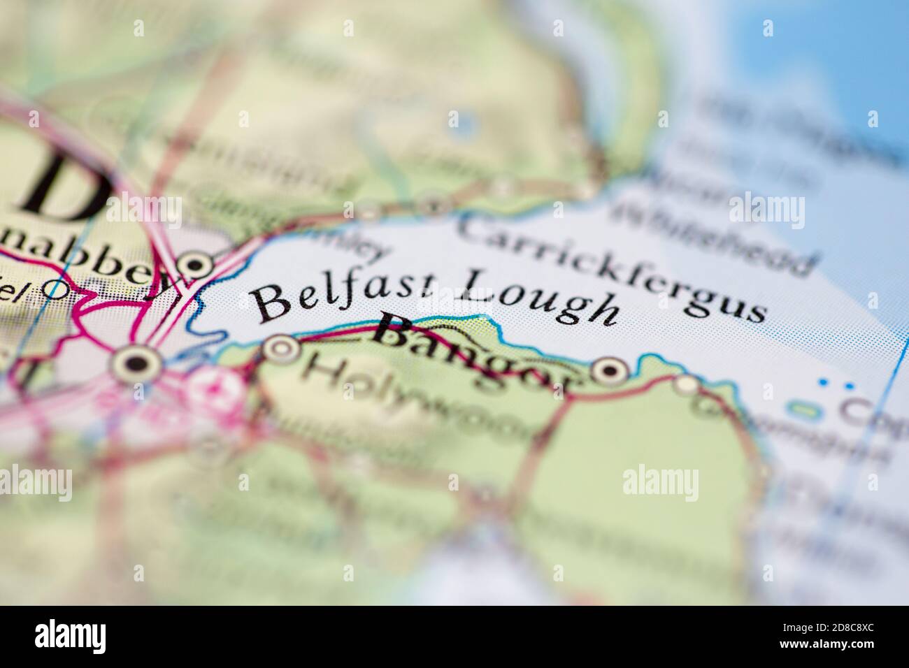 Geringe Schärfentiefe Fokus auf geografische Kartenposition von Belfast Lough vor der Küste von Nordirland auf dem Atlas Stockfoto